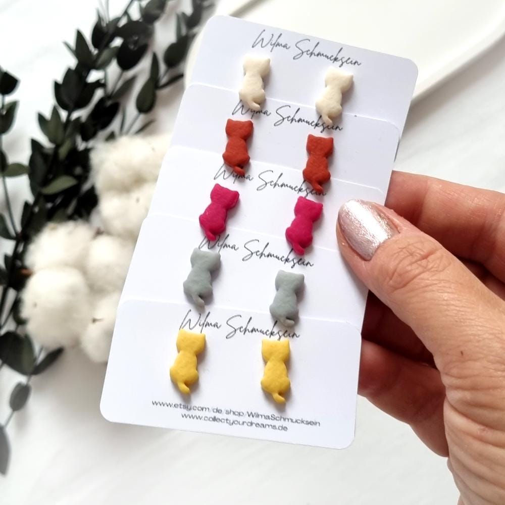Polymer Clay Ohrstecker Kleine Katzen Mit Leder Effekt | Katze Ton Ohrringe Weihnachtsgeschenk Handgefertigt von WilmaSchmucksein