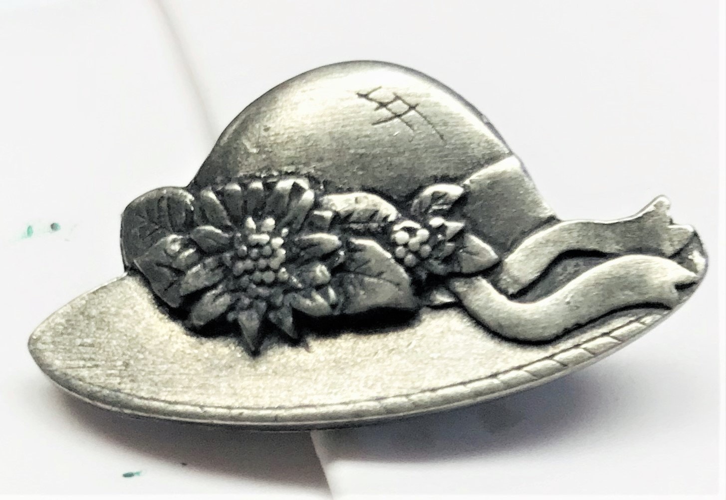 Birds & Bloom Limited Edition 2005 Hat Brooch Pin Birds & Bloom Limited Edition 2005 Hat Brooch Pin von WimerAntiques