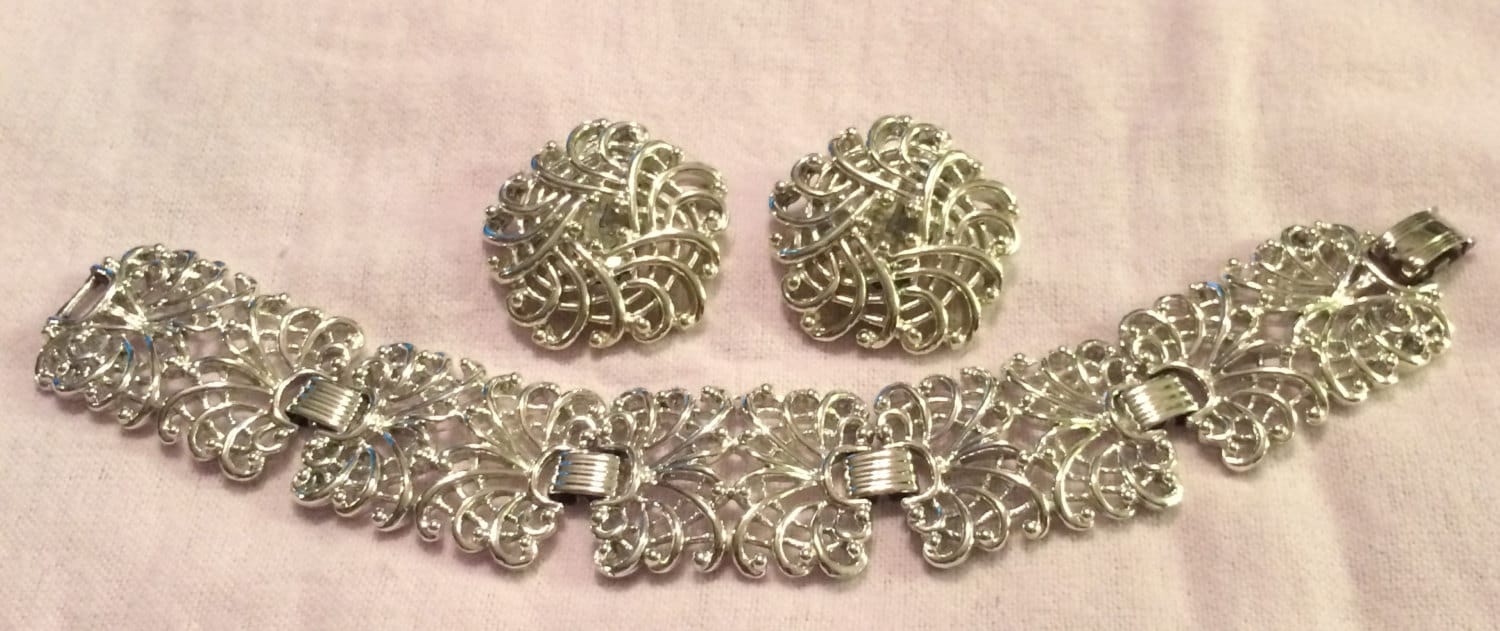 Vintage Judy Lee Versilbertes Filigree-Panel Armband Und Ohrclips Vintage Judy Lee Versilbertes Filigree-Panel Armband Und Ohrclips von WimerAntiques