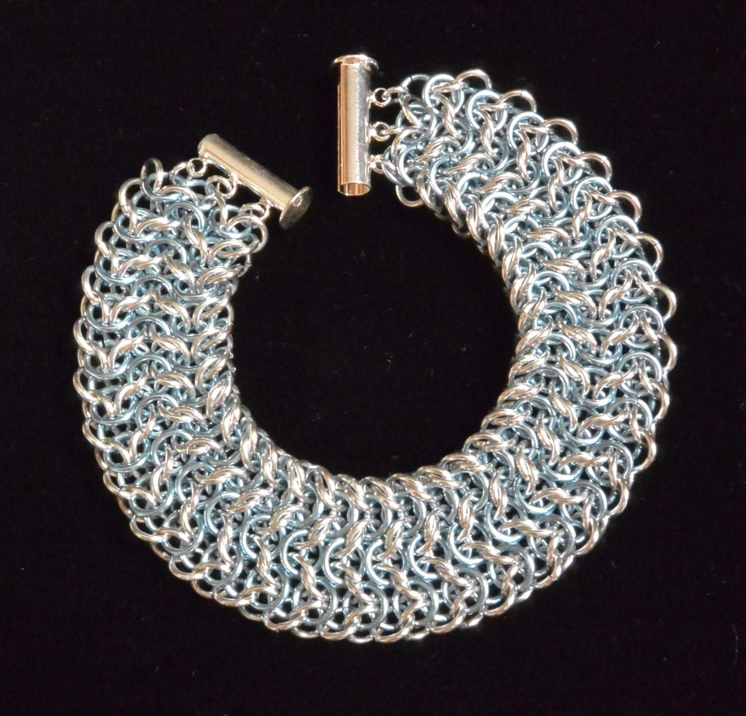 Eisblau Und Silber Elfweave Chainmail Manschette Eisblau Und Silber Elfweave Chainmail Manschette von WimsiDesign