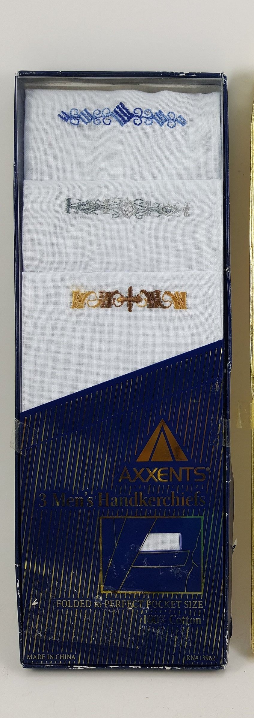 Vtg. Axxents 3 Bestickte Herren Taschentücher Vtg. Axxents 3 Bestickte Herren Taschentücher von WinandCecHandmade