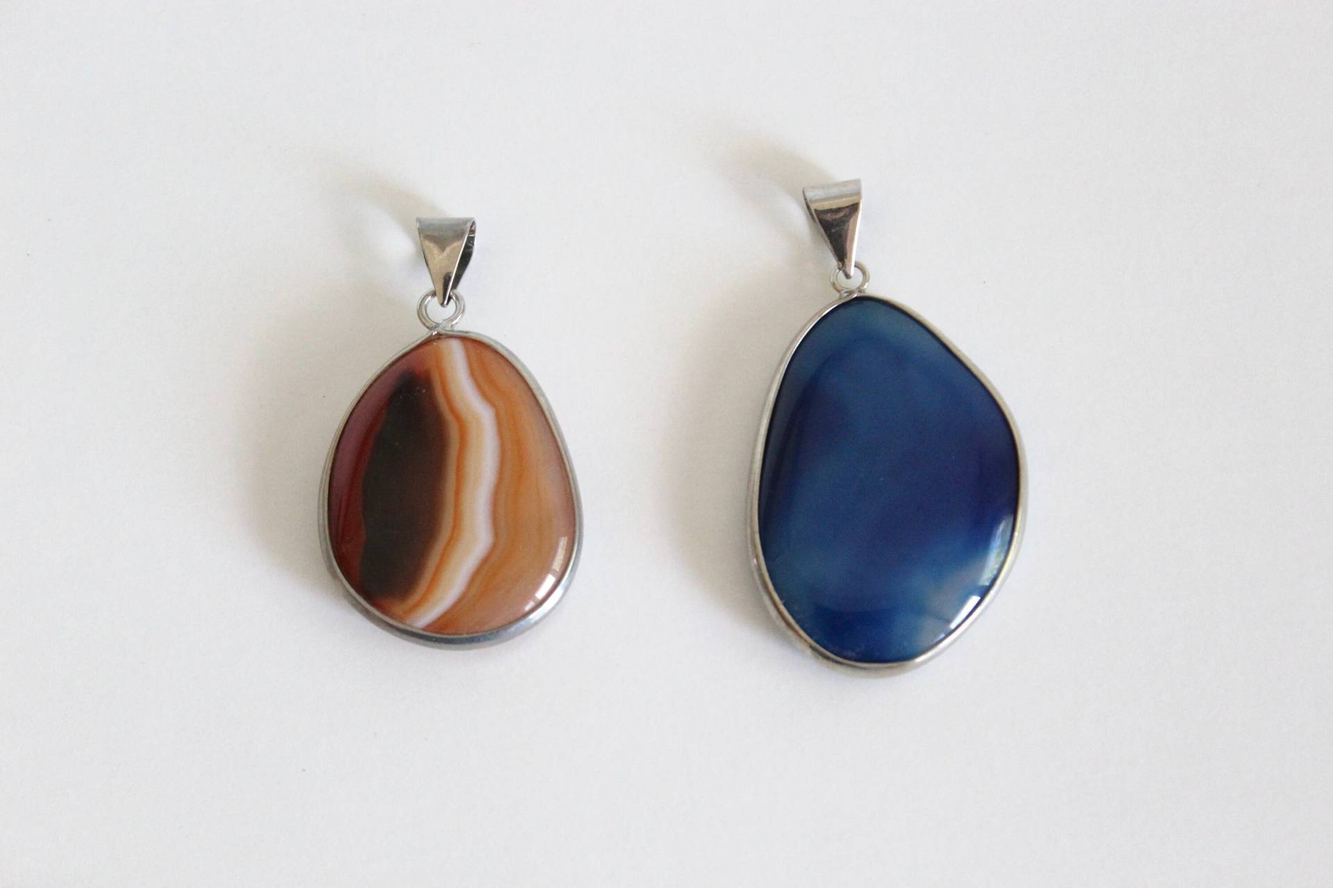 Beruhigende Blaue Und Erdende Orangefarbene Achatanhänger Mit Silbernem Band Beruhigende Blaue Und Erdende Orangefarbene Achatanhänger Mit Silbernem Band von WindFallFinds