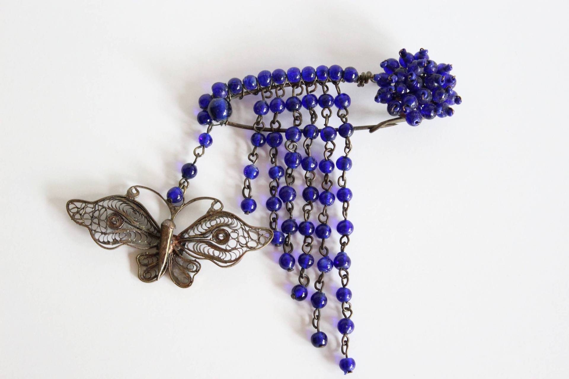 Einzigartige Antike Filigrane Schmetterlingsbrosche Mit Tiefblauen Glasperlen Einzigartige Antike Filigrane Schmetterlingsbrosche Mit Tiefblauen Glasperlen von WindFallFinds