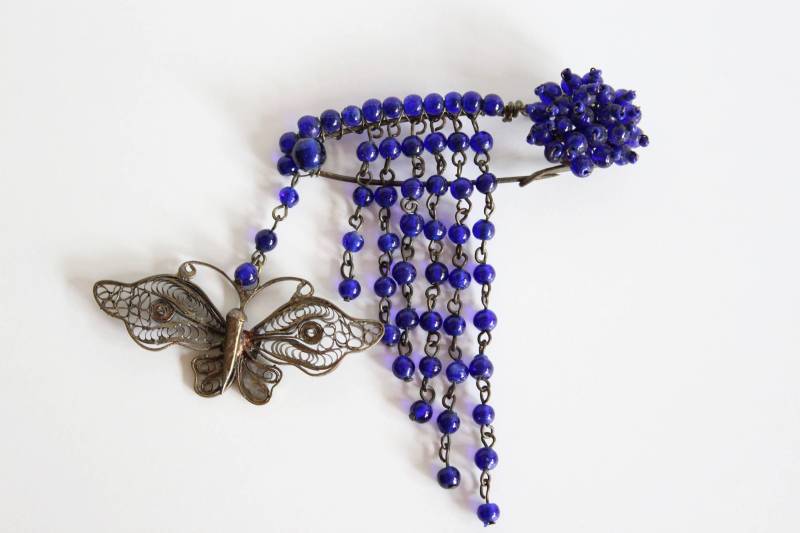 Einzigartige Antike Filigrane Schmetterlingsbrosche Mit Tiefblauen Glasperlen von WindFallFinds