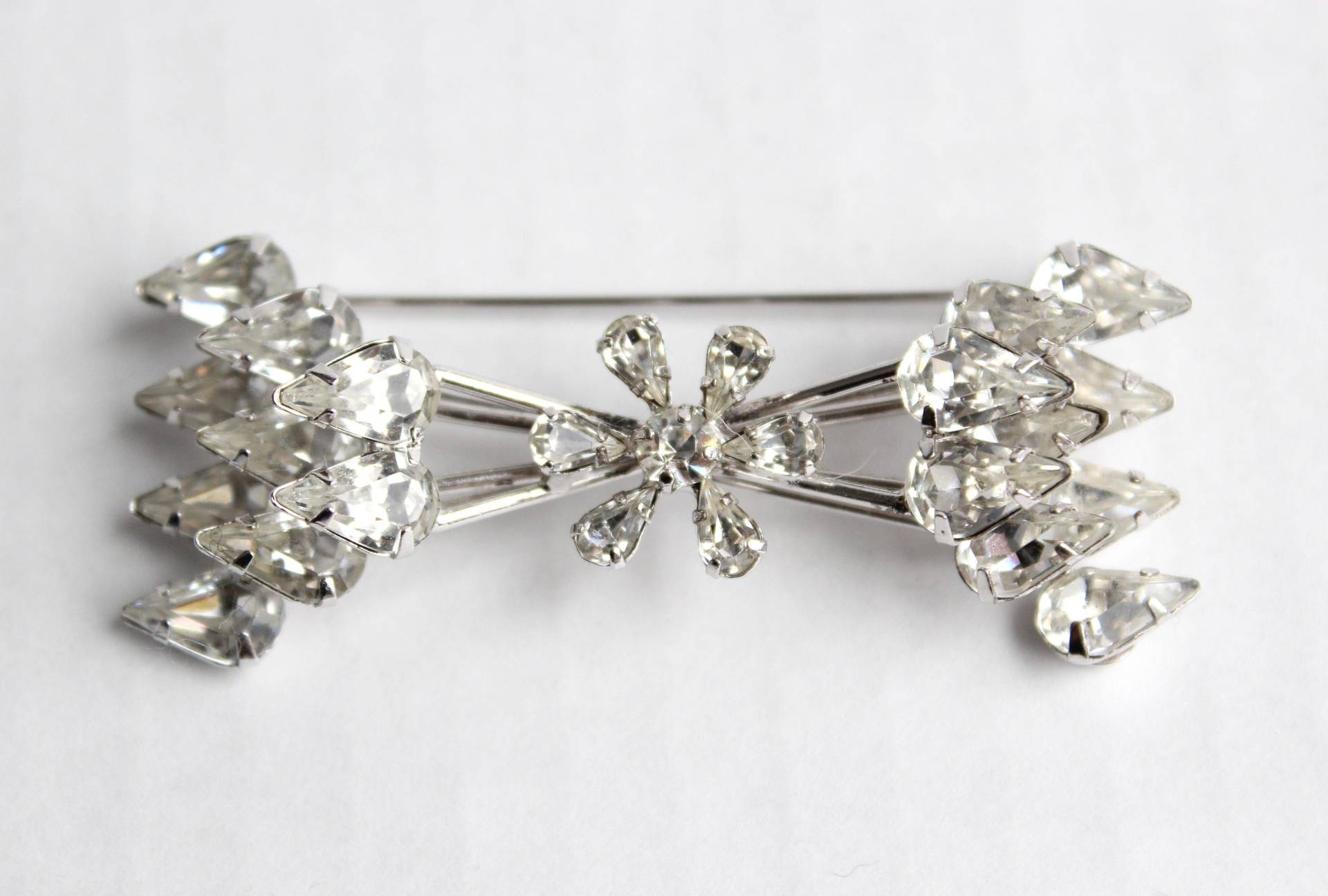 Original Jay Flex Sterling Silber Bogen Klar Strass Brosche Original Jay Flex Sterling Silber Bogen Klar Strass Brosche von WindFallFinds
