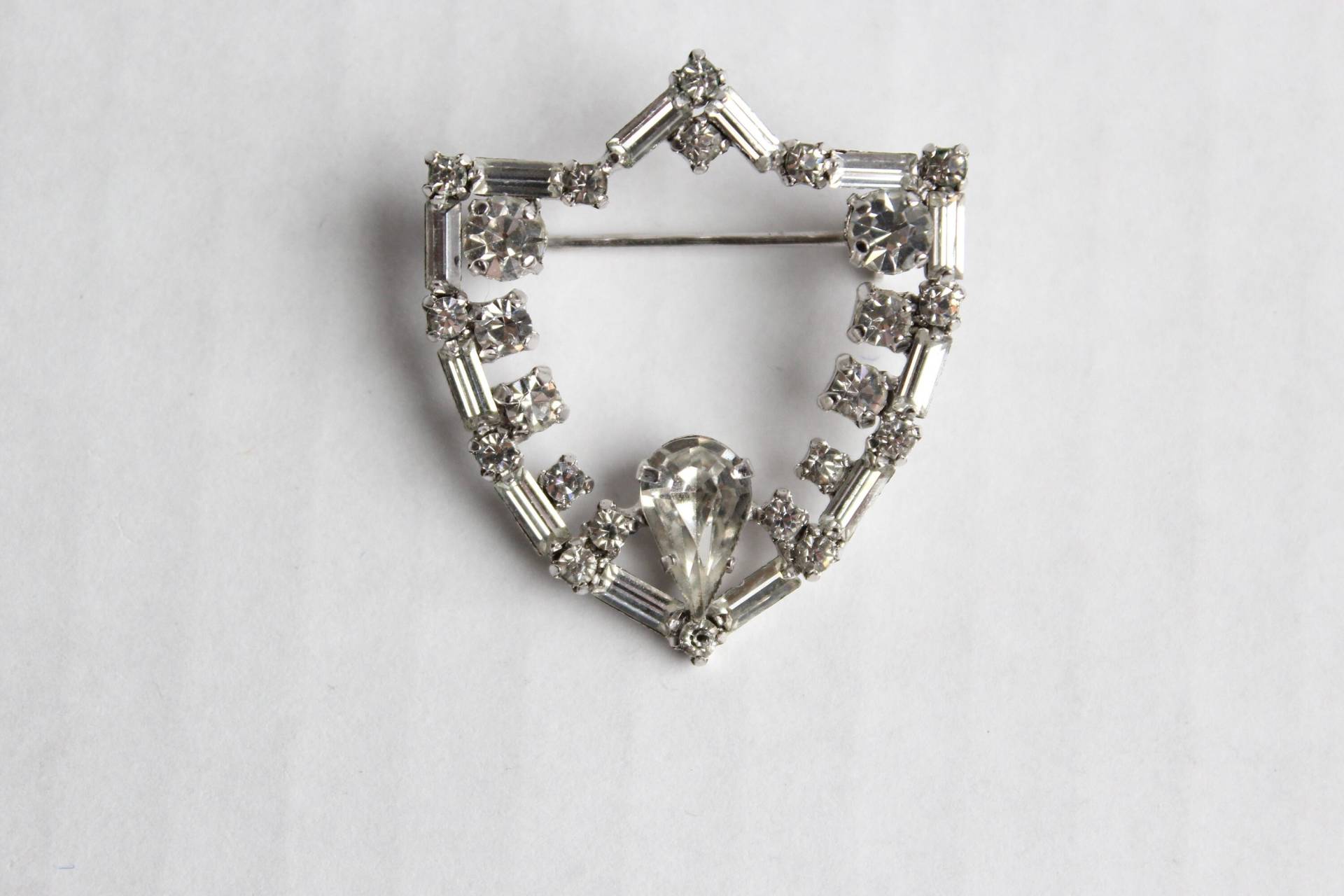 Ungewöhnliche Jay Flex Sterling Silber Blazon Klar Strass Brosche Ungewöhnliche Jay Flex Sterling Silber Blazon Klar Strass Brosche von WindFallFinds