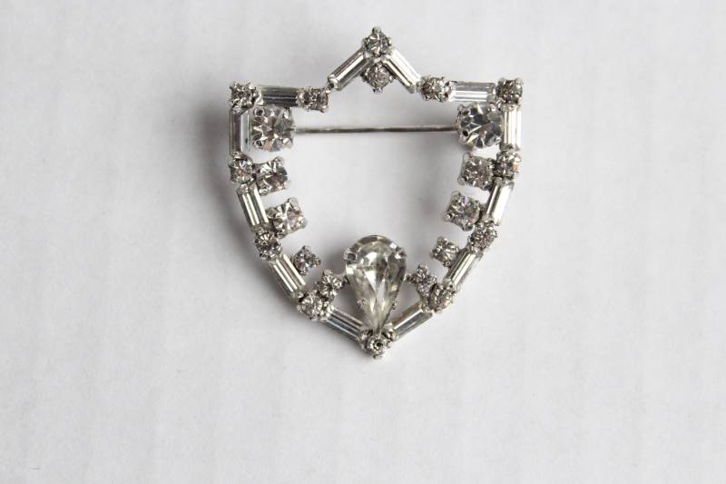 Ungewöhnliche Jay Flex Sterling Silber Blazon Klar Strass Brosche Ungewöhnliche Jay Flex Sterling Silber Blazon Klar Strass Brosche von WindFallFinds
