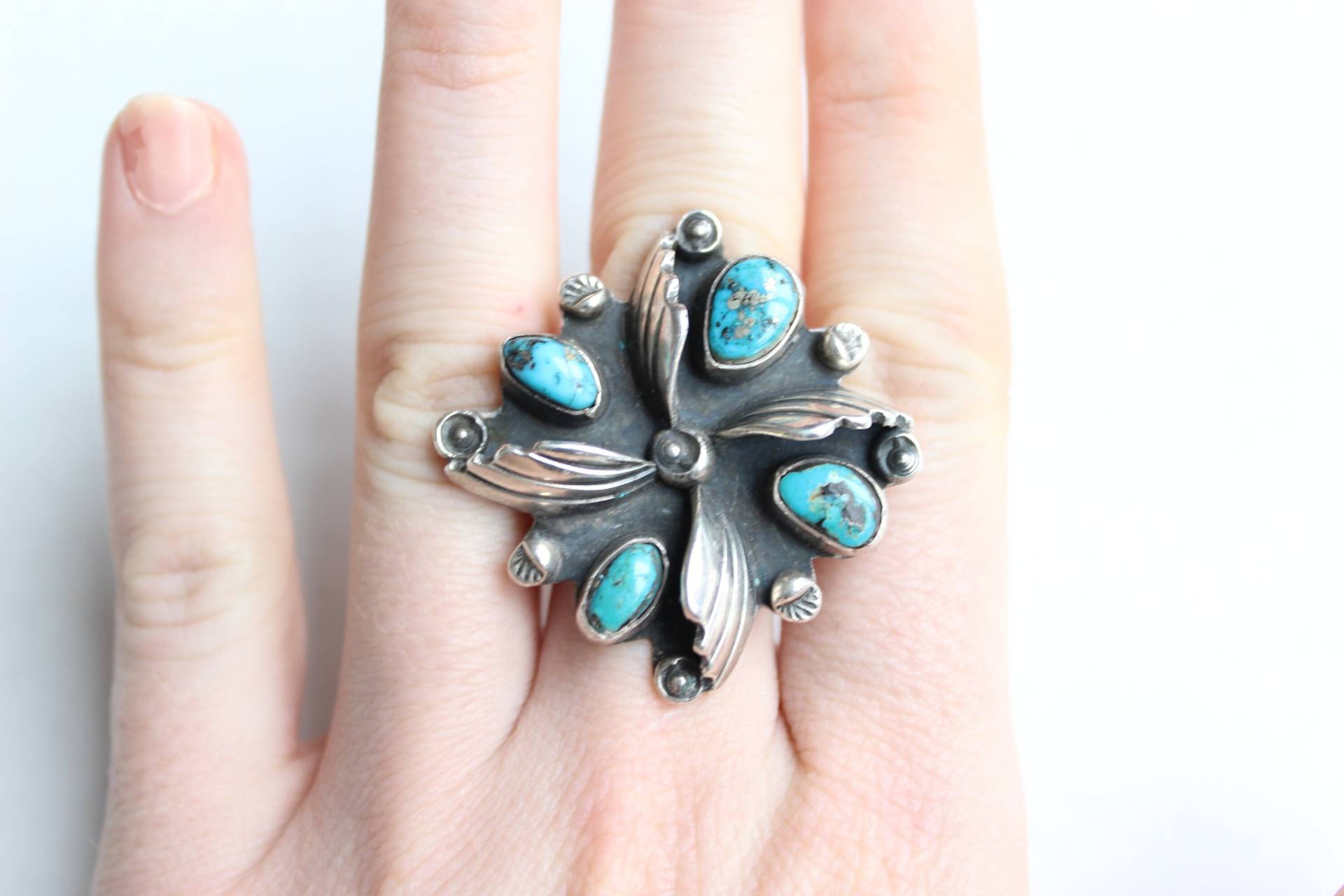 Vintage Vier Steine Türkis Sterling Silber Ring Native Signiert Vintage Vier Steine Türkis Sterling Silber Ring Native Signiert von WindFallFinds