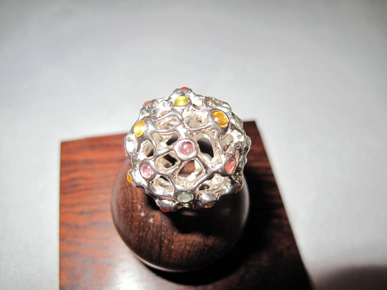 Riesige Solide Sterling Silber Und Multi Farbige Saphir Perle Riesige Solide Sterling Silber Und Multi Farbige Saphir Perle von Windandseacreations