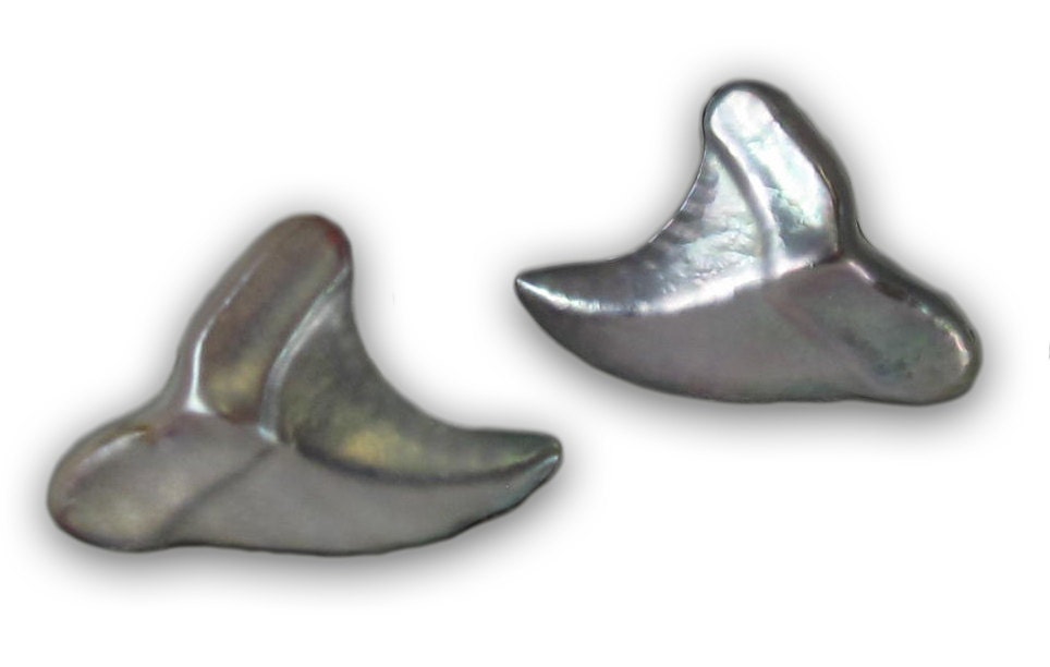 Schwarze Perle Haifischzähne Ohrringe Schwarze Perle Haifischzähne Ohrringe von Windandseacreations