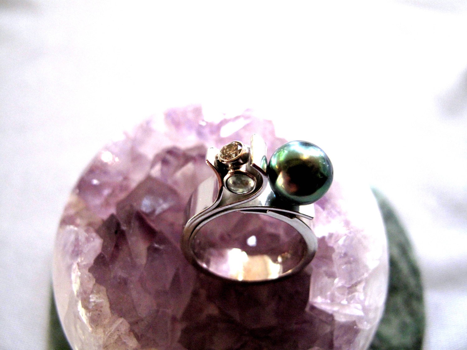 Tahiti Schwarze Perle Einzigartiger Ring/Mit Diamant Und Saphiren Tahiti Schwarze Perle Einzigartiger Ring/Mit Diamant Und Saphiren von Windandseacreations