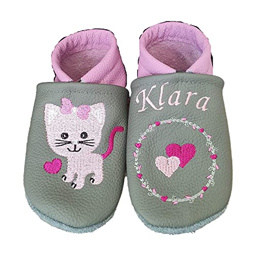 Krabbelschuhe aus Leder Katze Herz mit Namen Name Bestickt dunkelgrau/Erikaviolett von Windel-Kreationen