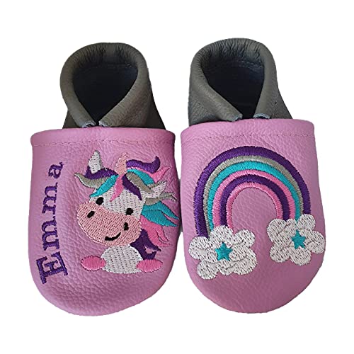 Krabbelschuhe aus Leder mit Wunschnamen Einhorn Regenbogen für Mädchen Erikaviolett/dunkelgrau von Windel-Kreationen