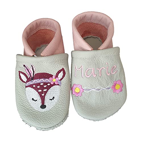 Windel-Kreationen Reh Rehkitz mit Blume Krabbelschuhe aus Leder mit Namen Name bestickt hellgrau/altrosa Mädchen von Windel-Kreationen