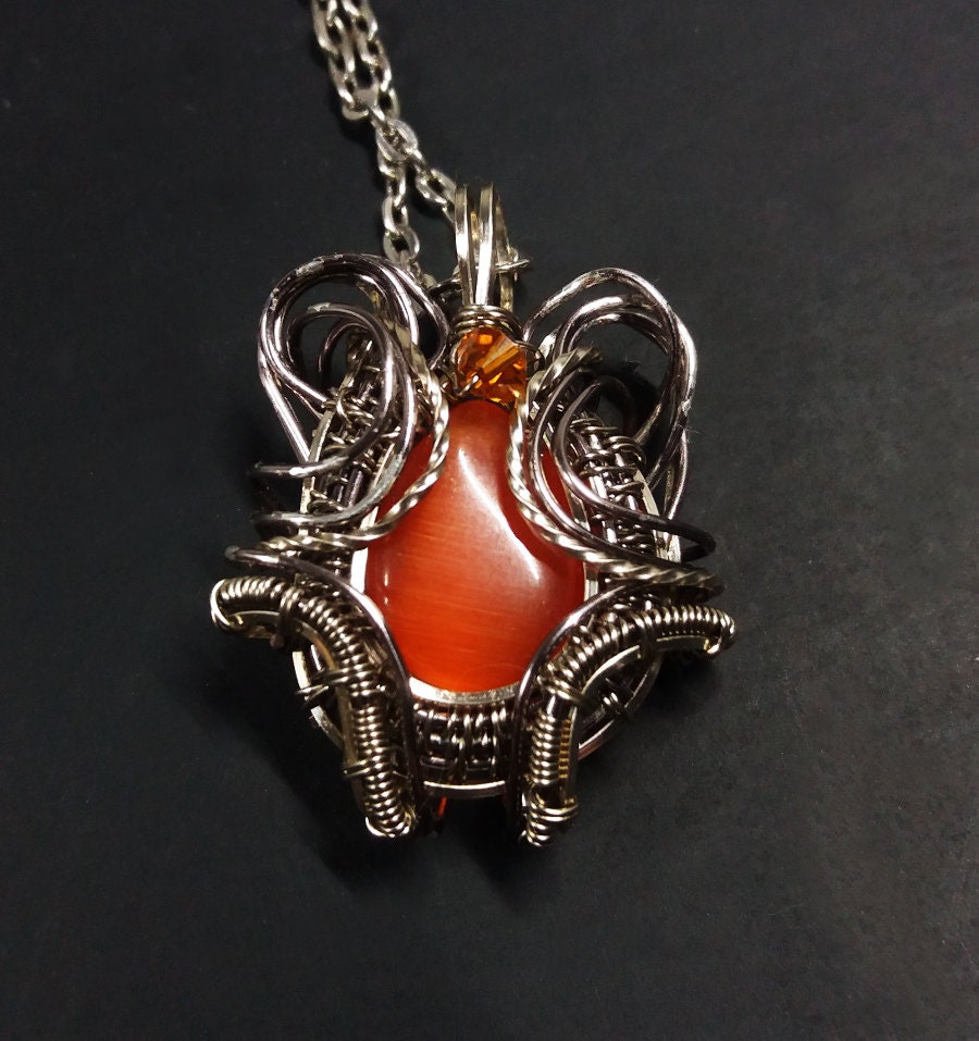 Draht Gewickelt Glas Orange Katzen Auge Anhänger Mit Swarovski Akzent Draht Gewickelt Glas Orange Katzen Auge Anhänger Mit Swarovski Akzent von WinderWiredKnot