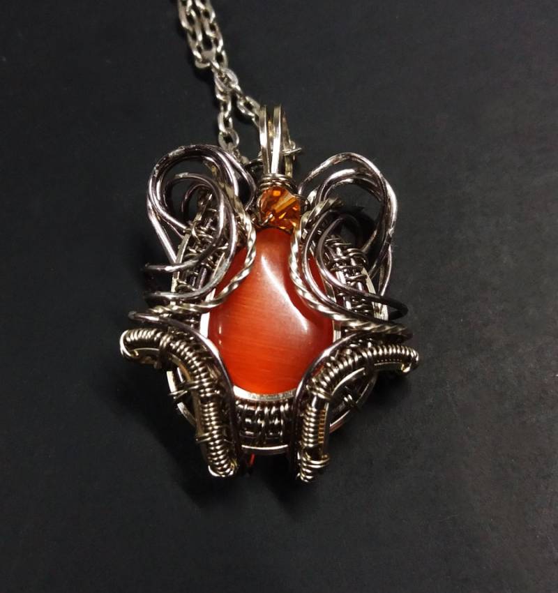 Draht Gewickelt Glas Orange Katzen Auge Anhänger Mit Swarovski Akzent von WinderWiredKnot