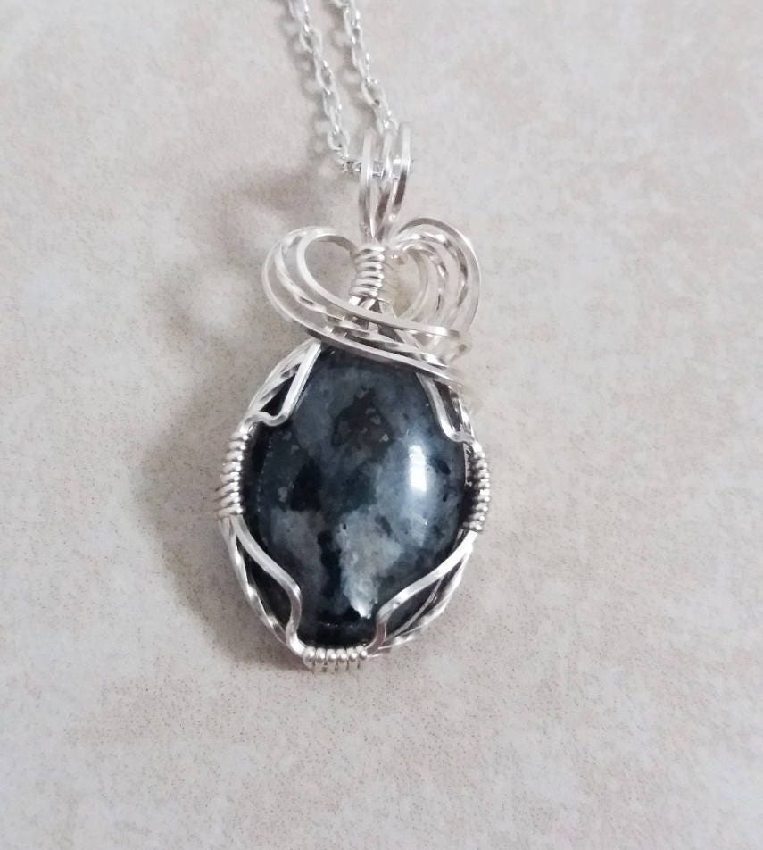 Draht Gewickelt Labradoritanhänger - Schönen Blauen Labradorite Fängt Licht in Unterschiedlichen Winkeln Draht Gewickelt Labradoritanhänger - Schönen Blauen Labradorite Fängt Licht in Unterschiedlichen Winkeln von WinderWiredKnot