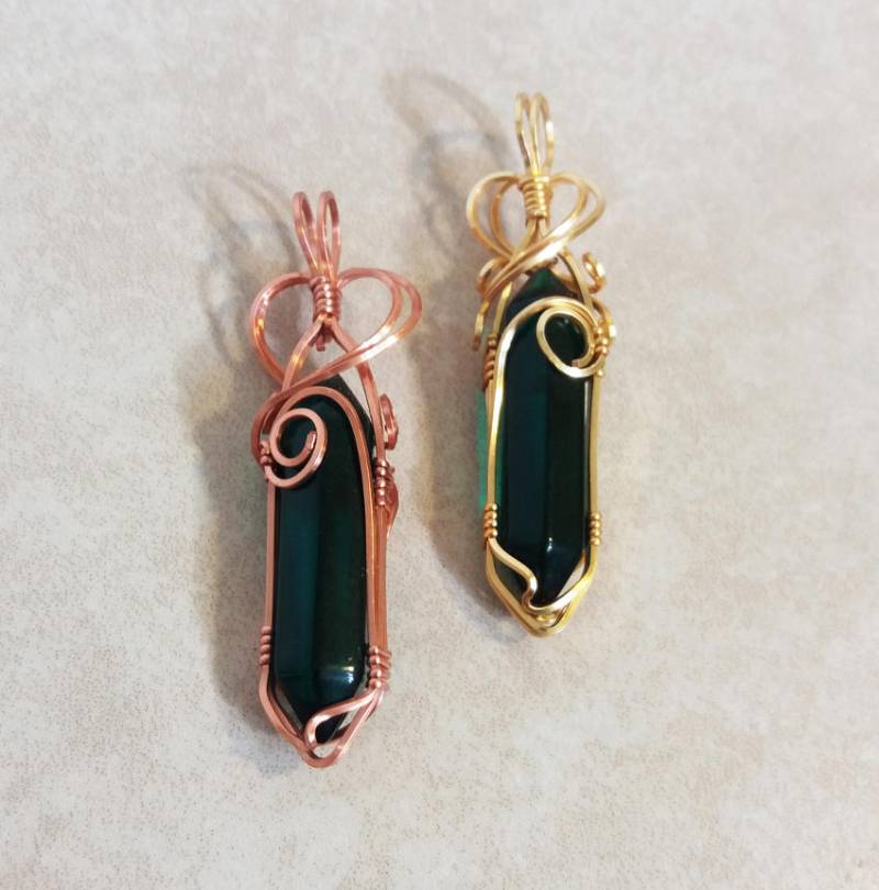 Grün-Kristall-Punkt - Sie Wählen Die Drahtfarbe | Silber, Kupfer, Gold Oder Rose Gold Grün-Kristall-Punkt - Sie Wählen Die Drahtfarbe | Silber, Kupfer, Gold Oder Rose Gold von WinderWiredKnot