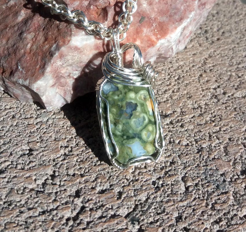 Ryolite Halskette - Schöne Variierende Töne Von Grünen Edelstein Draht Gewickelt Focal Hand Made Jens Pind Kette Arbeit Ryolite Halskette - Schöne Variierende Töne Von Grünen Edelstein Draht Gewickelt Focal Hand Made Jens Pind Kette Arbeit von WinderWiredKnot