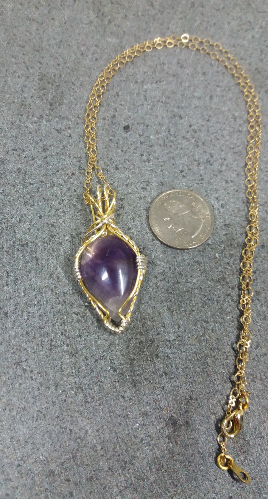Zwei Ton Draht Eingewickelt Amethyst Anhänger - Dieser Schöne Edelstein Hat Unterschiedlichen Schattierungen Von Transluzenten Lila Zwei Ton Draht Eingewickelt Amethyst Anhänger - Dieser Schöne Edelstein Hat Unterschiedlichen Schattierungen Von Transluzenten Lila von WinderWiredKnot