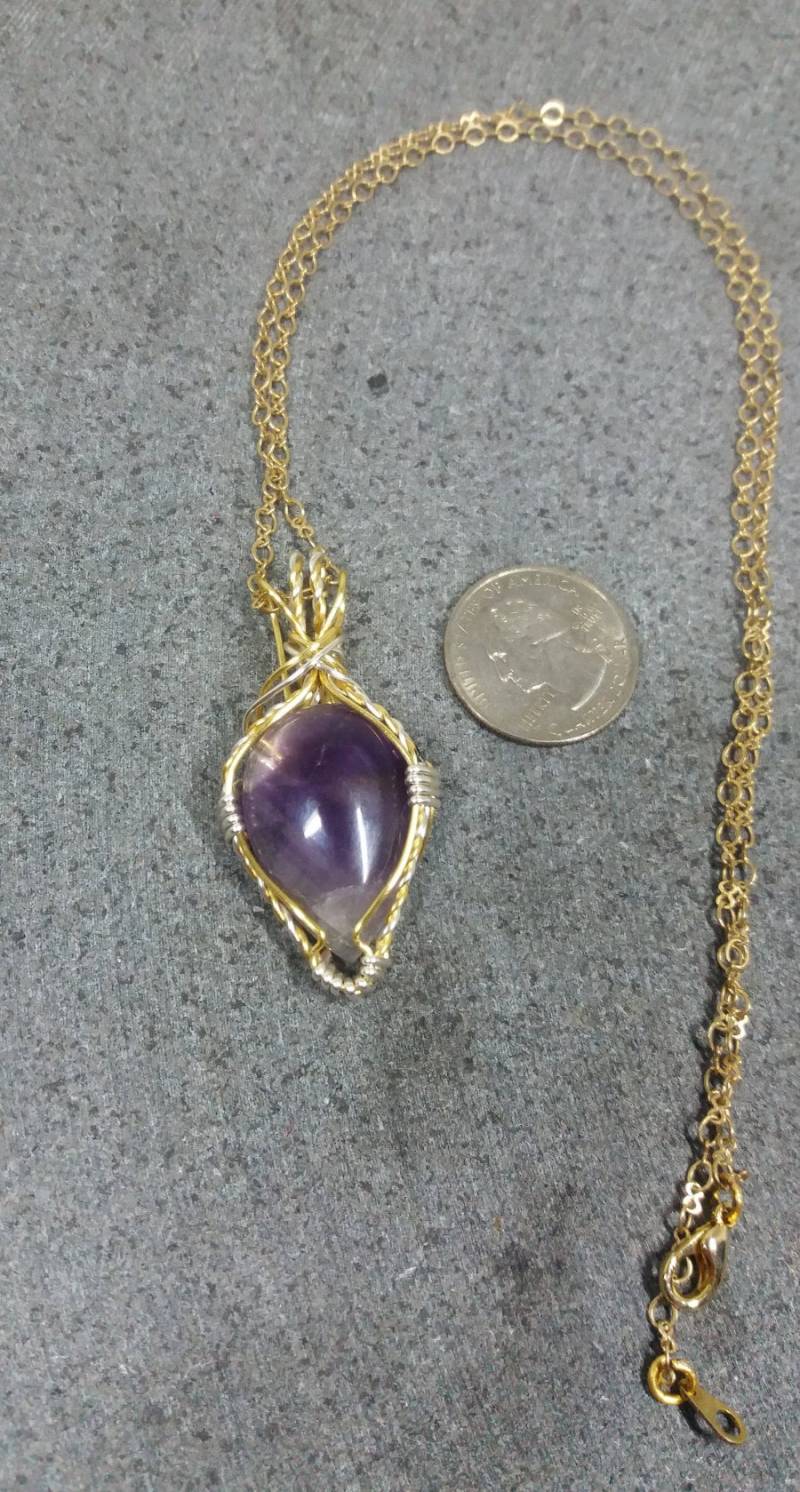 Zwei Ton Draht Eingewickelt Amethyst Anhänger - Dieser Schöne Edelstein Hat Unterschiedlichen Schattierungen Von Transluzenten Lila Zwei Ton Draht Eingewickelt Amethyst Anhänger - Dieser Schöne Edelstein Hat Unterschiedlichen Schattierungen Von Transluzenten Lila von WinderWiredKnot
