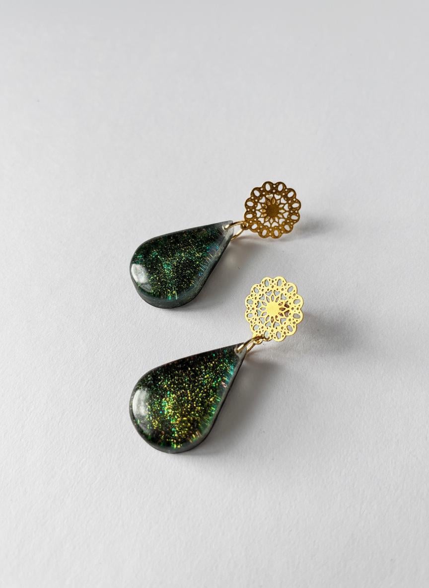Gold Filigree Drop Earrings With Green Glitter, Handmade Jewelry For The Soul Gold Filigree Drop Earrings With Green Glitter, Handmade Jewelry For The Soul von WindewaldShop