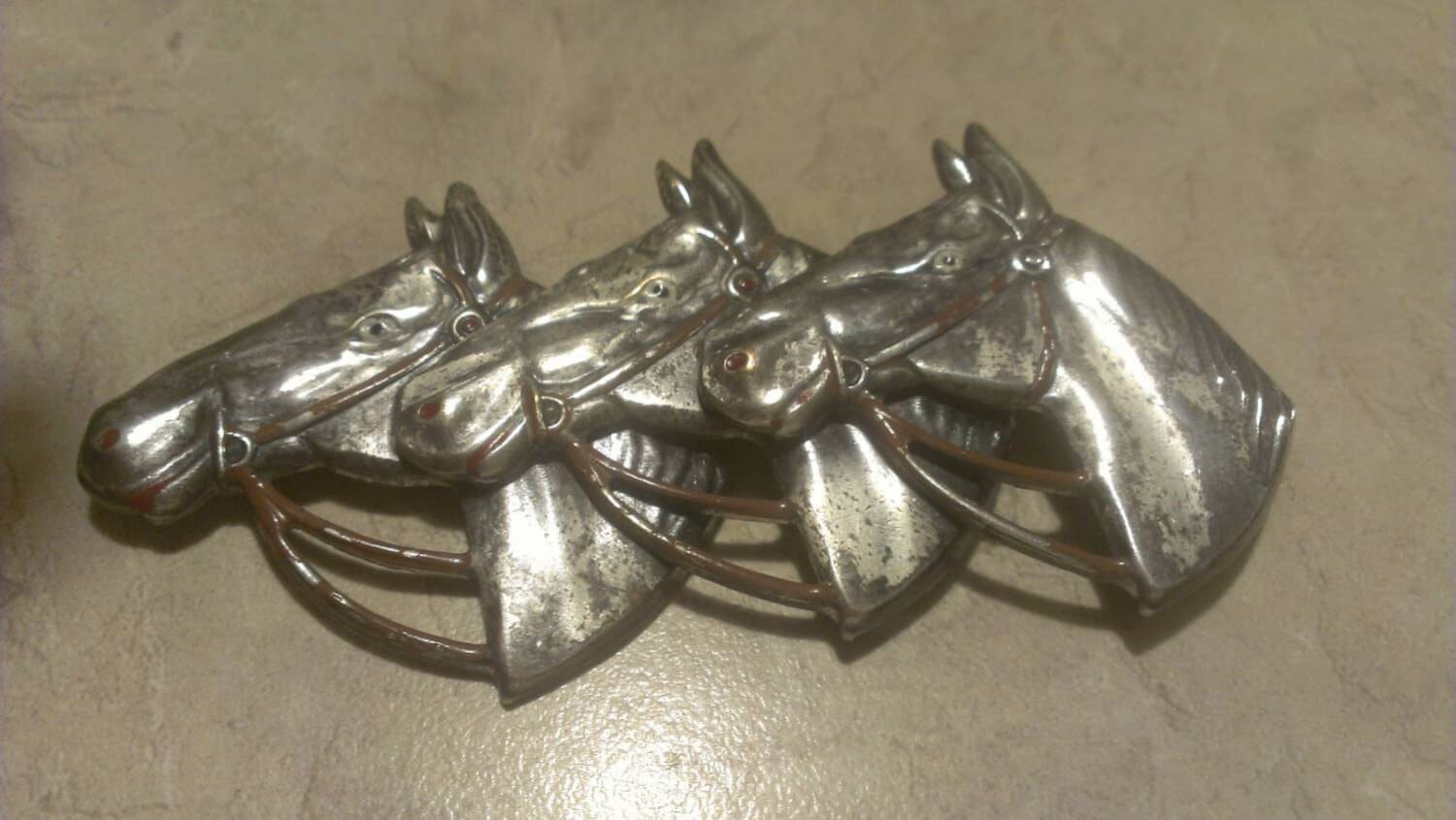 Alte Uncas Sterling Dreifach Horse Head Brooch Alte Uncas Sterling Dreifach Horse Head Brooch von WindowShoppingAtHome