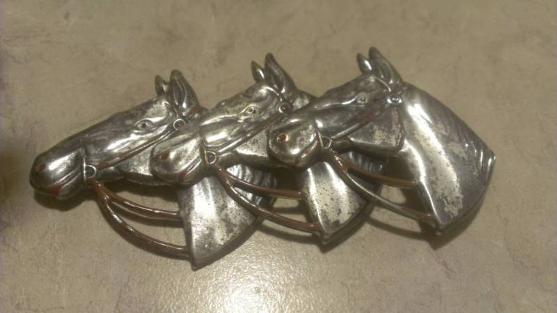Alte Uncas Sterling Dreifach Horse Head Brooch Alte Uncas Sterling Dreifach Horse Head Brooch von WindowShoppingAtHome