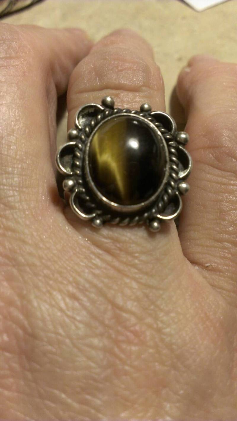 Jahrgang Native Sterling Silber Tiger Eye Ring-Größe 7 Jahrgang Native Sterling Silber Tiger Eye Ring-Größe 7 von WindowShoppingAtHome