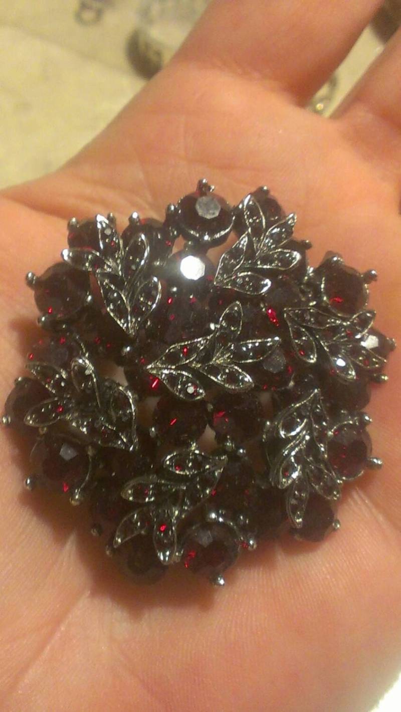 Schöne Funkelnde Rote Glas Strass Brosche Gemacht Von Sphnix in England Schöne Funkelnde Rote Glas Strass Brosche Gemacht Von Sphnix in England von WindowShoppingAtHome