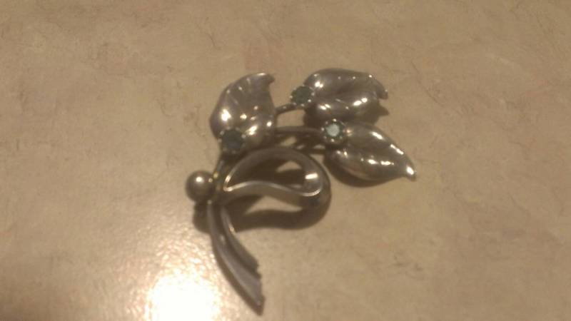 Wunderschöne Sterling Herrmann Siersbol Denmark Grüne Edelstein Blatt Brosche Signiert Wunderschöne Sterling Herrmann Siersbol Denmark Grüne Edelstein Blatt Brosche Signiert von WindowShoppingAtHome