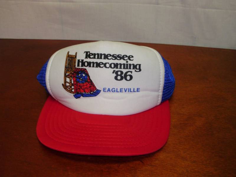 Tennessee Homecoming 1986 Eagleville Verstellbare Passform Snap Back Retro Trucker Hutmütze von Windwalkerhats