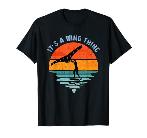 Wing Foiling Surfer Apparel - Wing Foiling Surf Foiler, Retro Vintage Surfer T-Shirt - Schwarz, S - Unisex Erwachsene, Unisex Kinder - Klassisch, Kurzarm - V-Ausschnitt - Polyester 100% Wing Foiling Surfer Apparel - Wing Foiling Surf Foiler, Retro Vintage Surfer T-Shirt - Schwarz, S - Unisex Erwachsene, Unisex Kinder - Klassisch, Kurzarm - V-Ausschnitt - Polyester 100% von Wing Foiling Surfer apparel