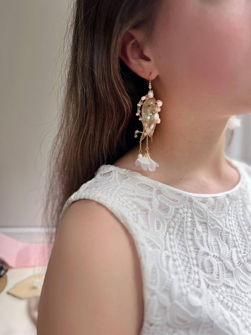 Perlen Braut Baumeln Ohrringe Blume Statement Vergoldet Lange Florale Hochzeit Blatt Weißes Blütenblatt von WingLine
