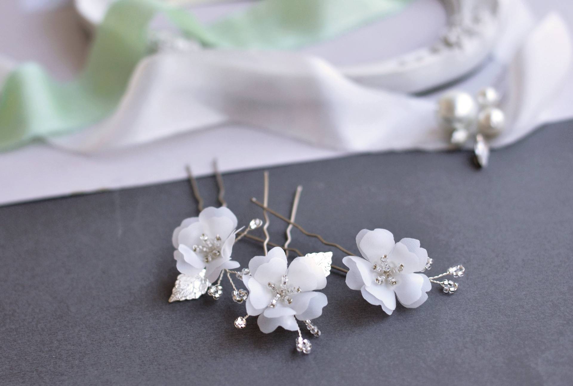 Braut Haarnadeln Blume Kleine Seidenblume Haarteil Hochzeit Silber Weiße Zarte Brötchen Pins Für Die Haare von WingLine