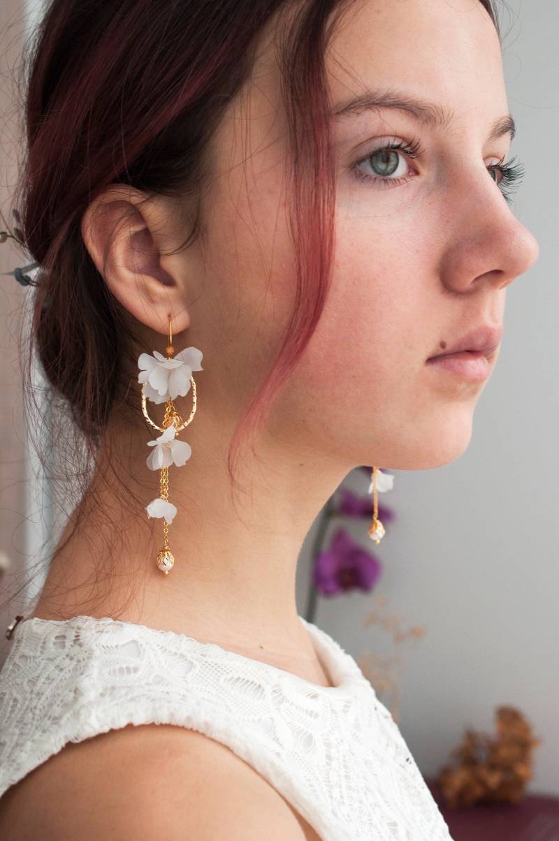 Ohrringe Weiße Blume Hochzeit Boho Leichte Gold Hängeohrringe Kleine Seidenohrringe Tropfen Stoffblume von WingLine