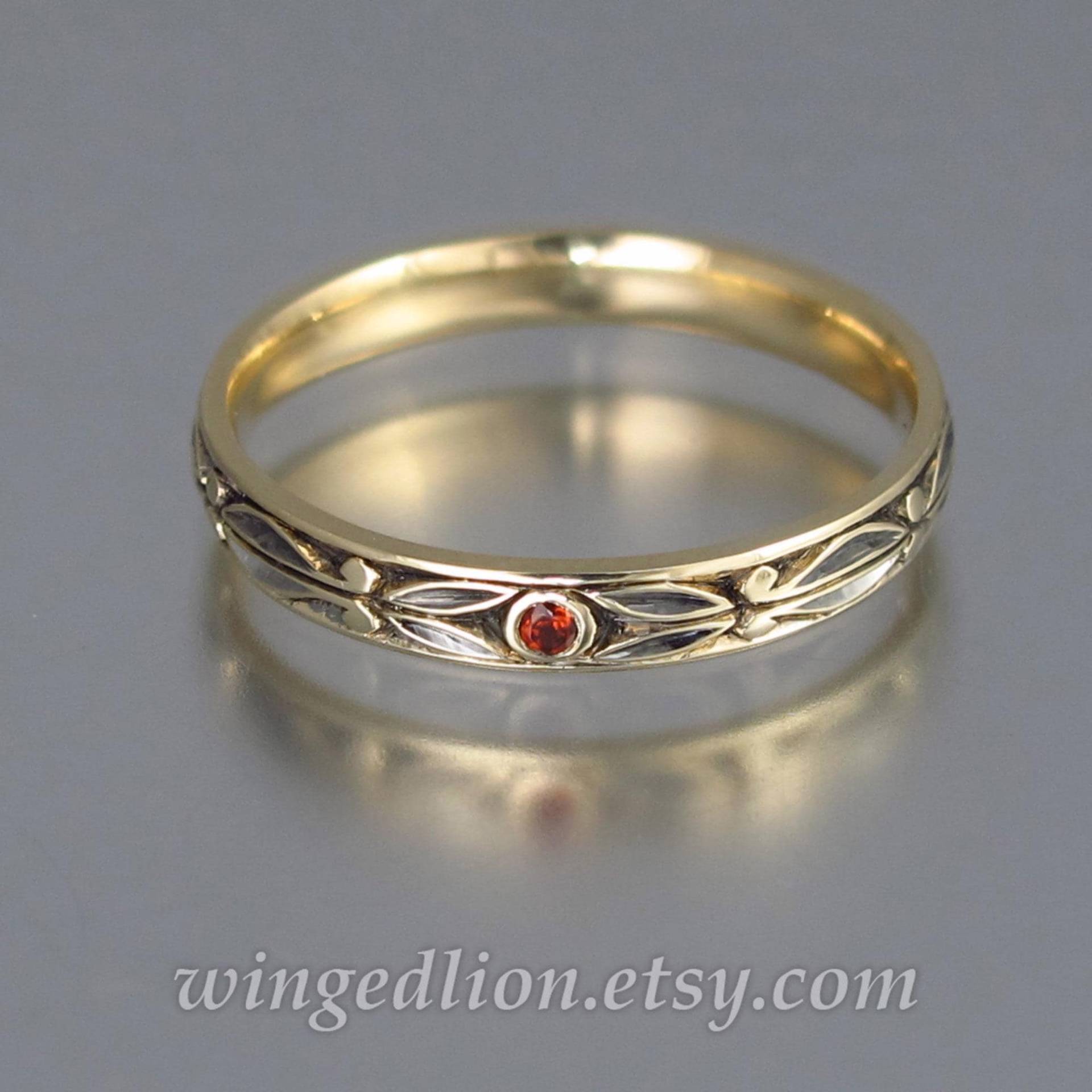 Augustin 14K Gold Trauring Mit Granat Unisex Stapelbarer Ring von WingedLion