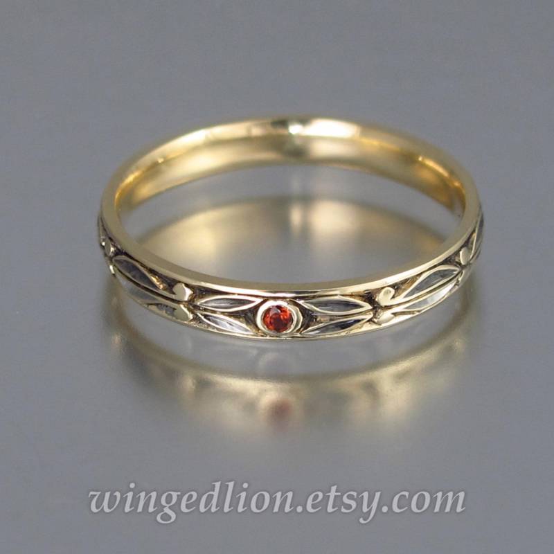 Augustin 14K Gold Trauring Mit Granat Unisex Stapelbarer Ring von WingedLion