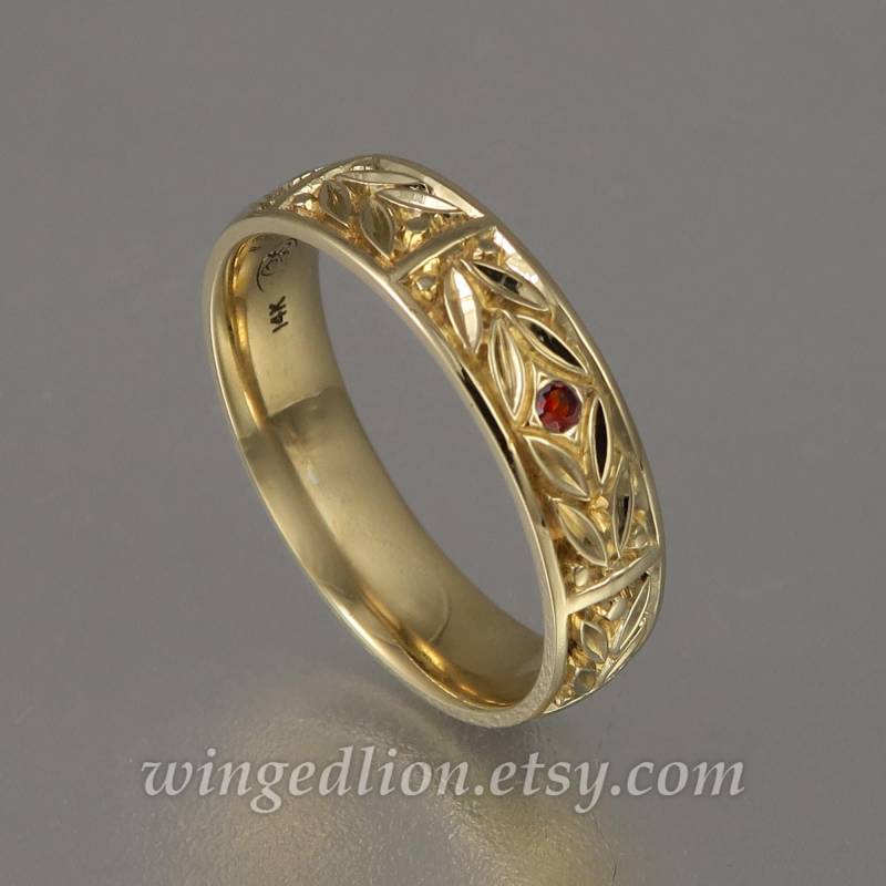 Gold Ehering Für Männer, Evergreen Laurel Unisex-Herrenring 585Er Gelbgold Mit Granat von WingedLion