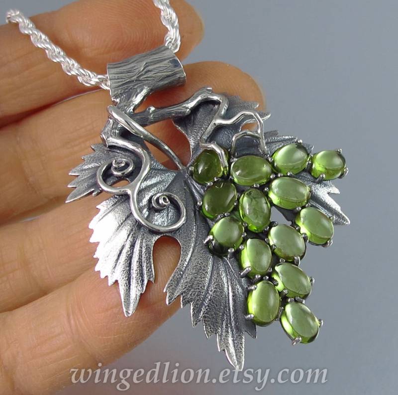 Der Grapes Silber Anhänger Mit Peridots - Sofort Lieferbar von WingedLion