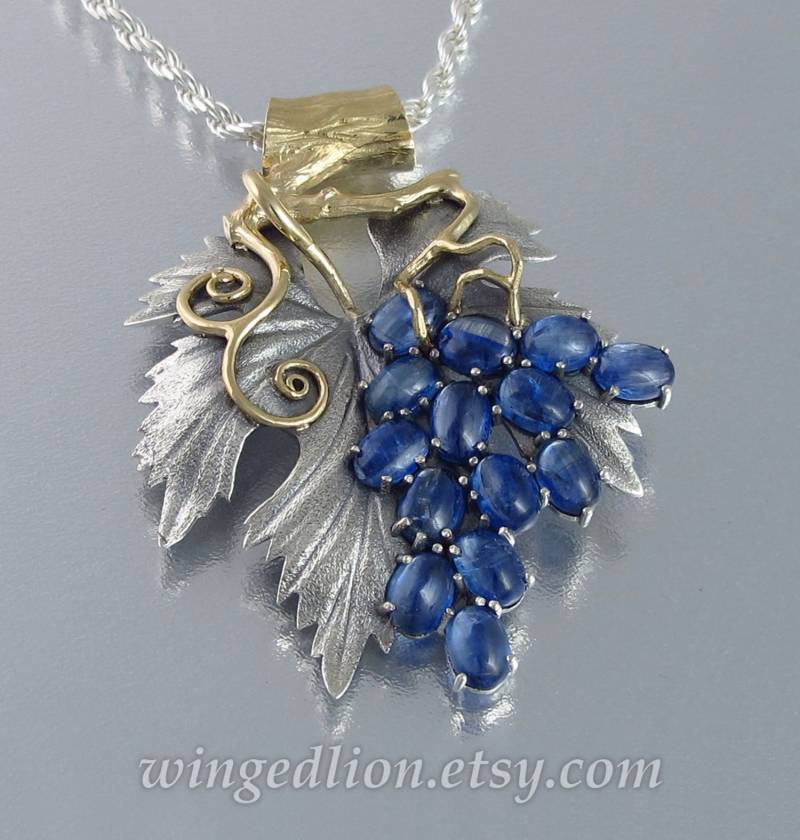 Der Trauben Anhänger in 14K Gold & Silber Mit Natürlichen Blauen Edelsteinen Kyanite von WingedLion