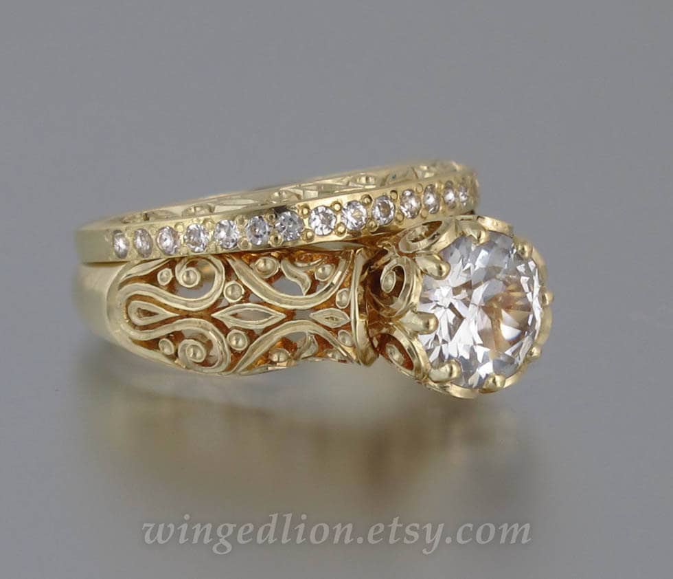 Die Zauberhafte Prinzessin Hat Weiße Saphire Aus 14K Gelbgold Verlobungsring Und Passenden Ring Gefasst Die Zauberhafte Prinzessin Hat Weiße Saphire Aus 14K Gelbgold Verlobungsring Und Passenden Ring Gefasst von WingedLion