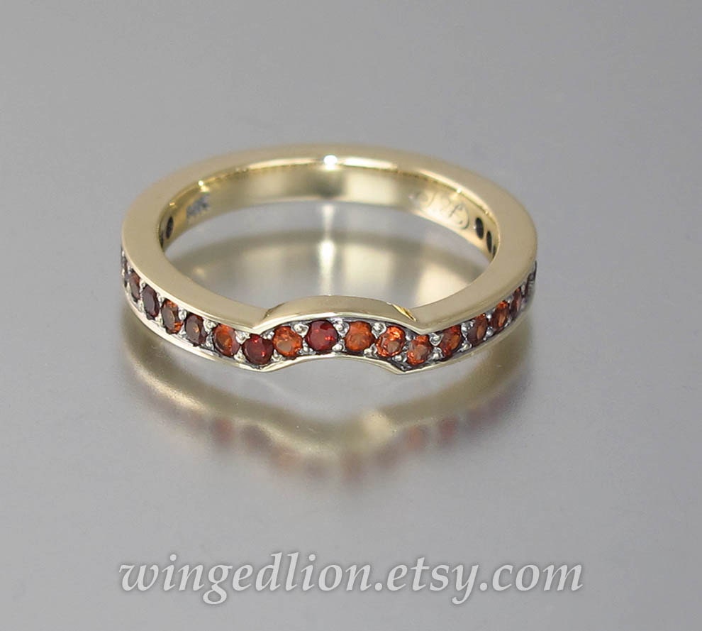 Gold Ehering, Laurel Zweig 14K Granat Trauring von WingedLion