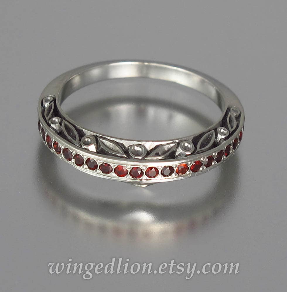 Gold Ehering, The Enchanted Wedding Band 14K Mit Granaten, Halb Eternity von WingedLion