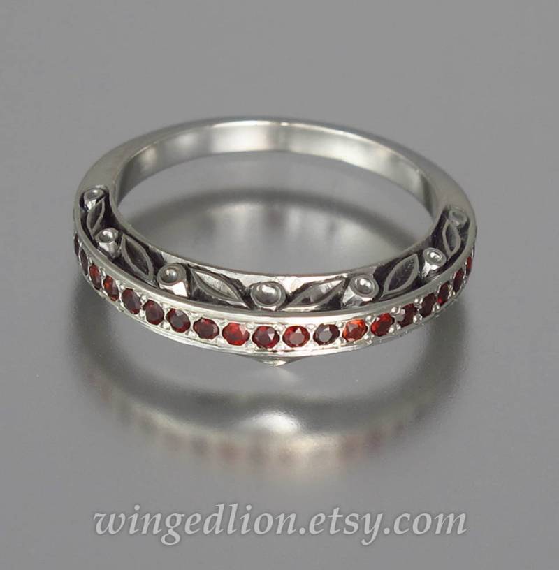 Gold Ehering, The Enchanted Wedding Band 14K Mit Granaten, Halb Eternity von WingedLion