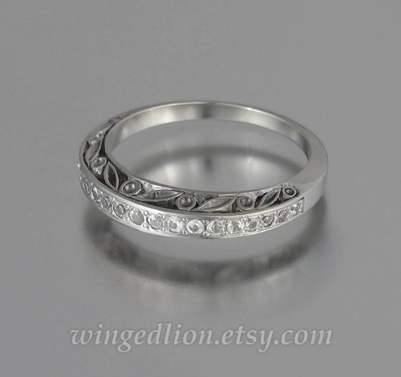 Gold Ehering, Under A Spell Trauring 14K Und Weisse Saphire, Halb-Eternity Goldring von WingedLion