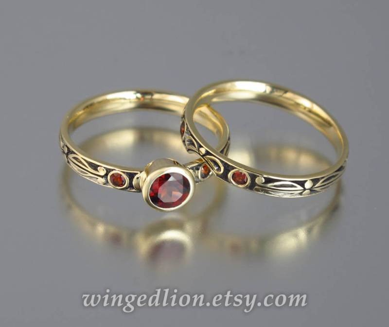 Gold Verlobungsring, Augusta 14K Roter Granat Verlobungsring & Ehering, Ehering Set von WingedLion