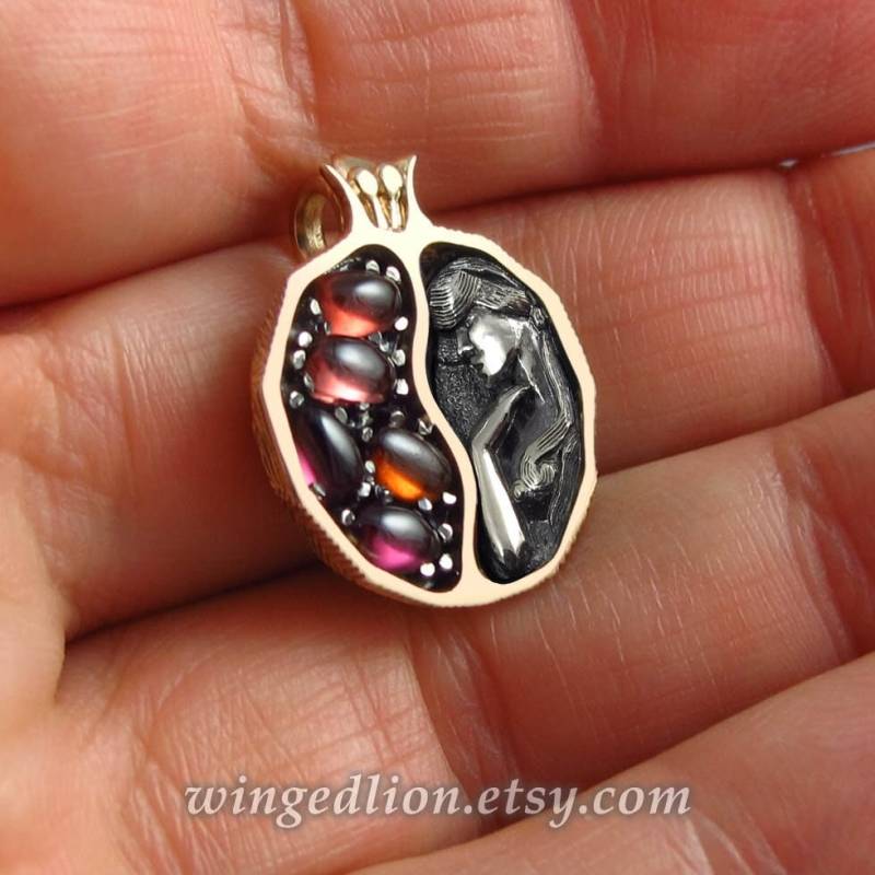 Kleiner Granatapfel Granat 14K Gold & Silber Anhänger Versandfertig von WingedLion