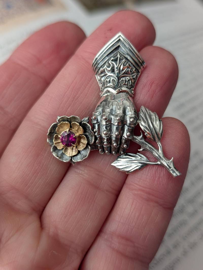 Panzerhandschuh Anhänger, Chivalry Mittelalterliches Rosensilber Und 14K Gelbgold Rhodolith Anhänger von WingedLion