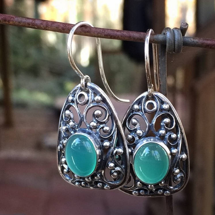 Silberfarbene Grüne Onyx Ohrringe, Gertrude Ohrhänger, Versandfertig von WingedLion